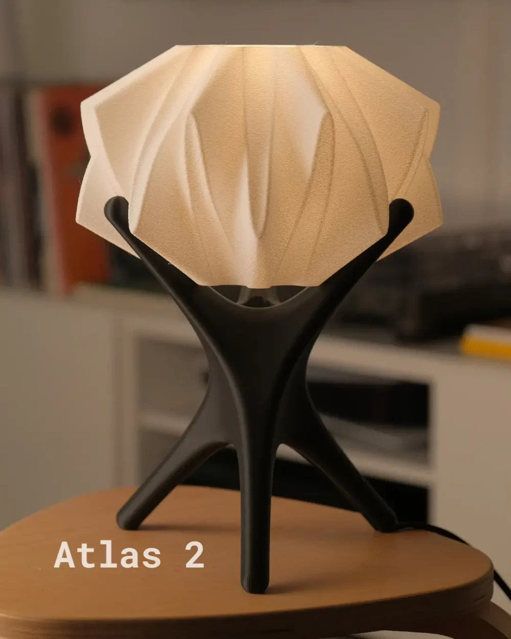 Atlas Stolna Lampa Koja Unosi Dinamiku u Svaki Prostor