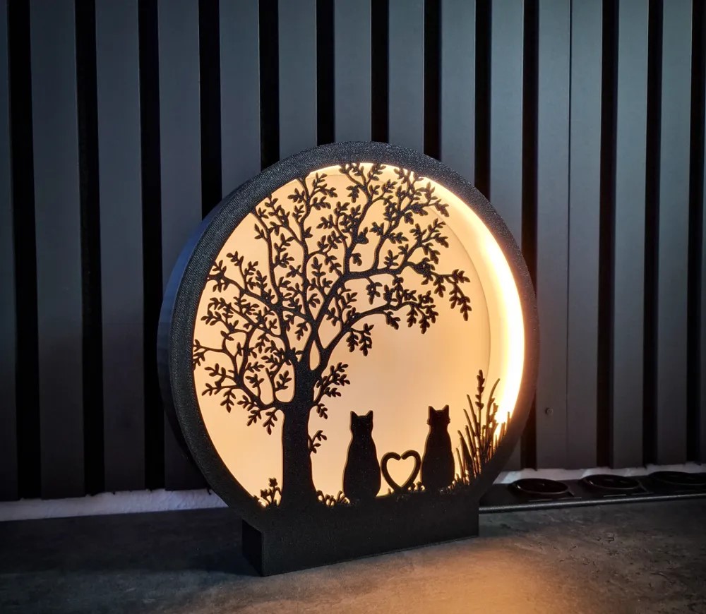 Stolna Lampa sa Mačkama - Spoj Elegancije i Udobnosti