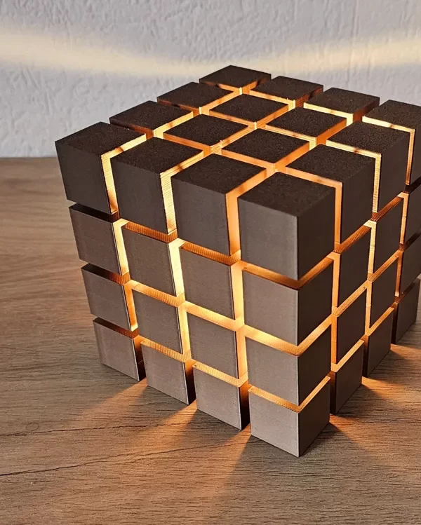 Kockasta Stolna Lampa - Minimalistički Dizajn