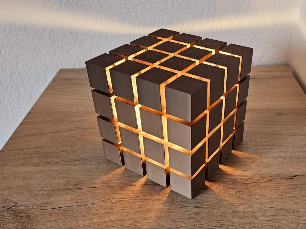 Kockasta Stolna Lampa - Minimalistički Dizajn