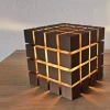 Kockasta Stolna Lampa - Minimalistički Dizajn