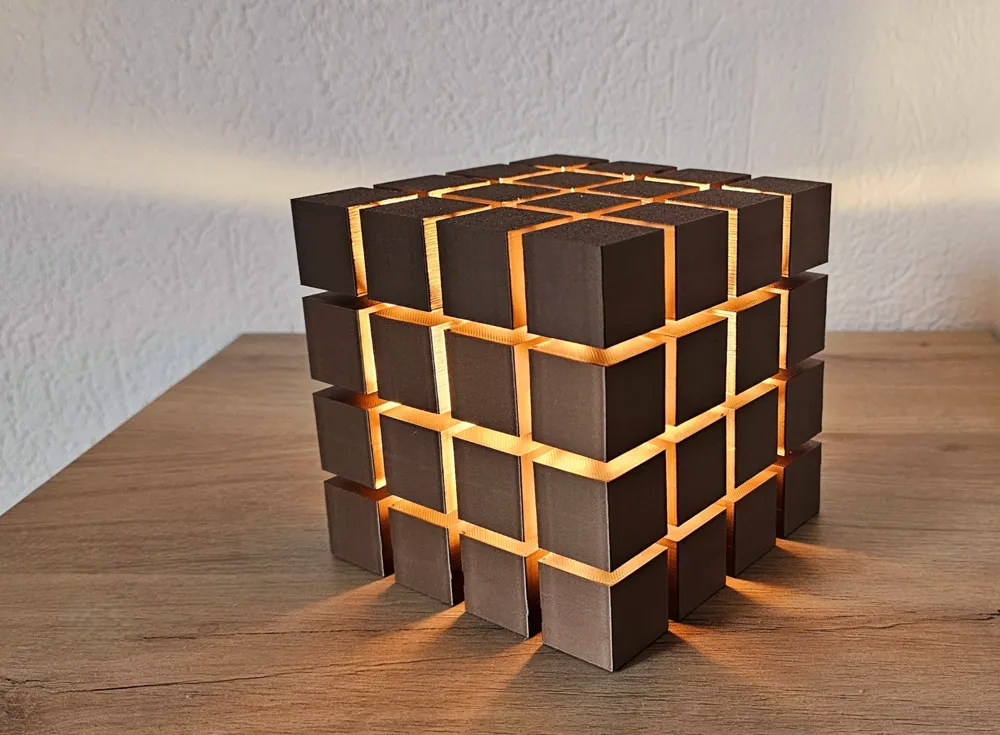 Kockasta Stolna Lampa - Minimalistički Dizajn