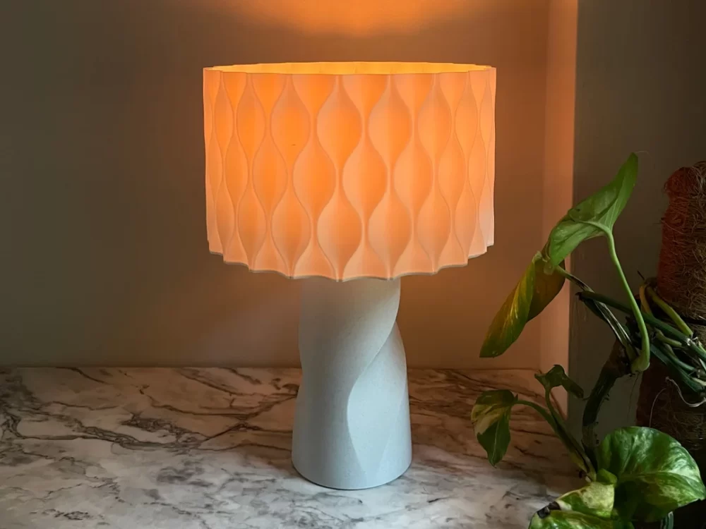 Valovita Stolna Lampa - Jedinstven Dizajn i Udobnost