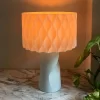 Valovita Stolna Lampa - Jedinstven Dizajn i Udobnost