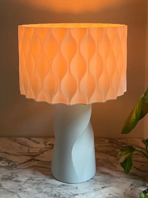 Valovita Stolna Lampa - Jedinstven Dizajn i Udobnost