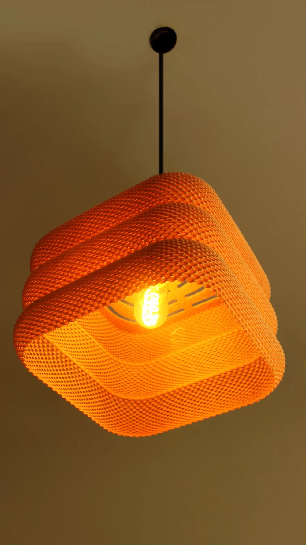 Lampa Koja Unosi Spoj Elegancije i Udobnosti