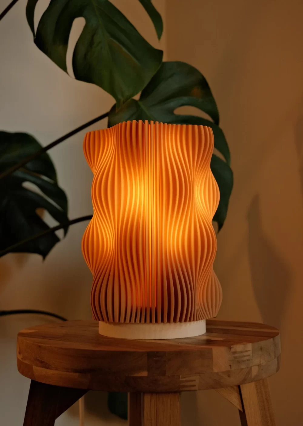 Valovita Stolna Lampa - Jedinstven Dizajn i Udobnost