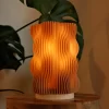 Valovita Stolna Lampa - Jedinstven Dizajn i Udobnost