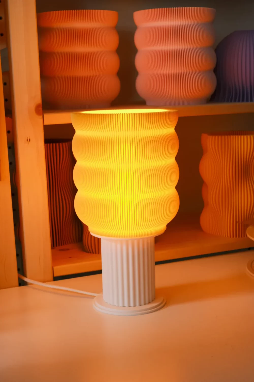 Valovita Stolna Lampa - Jedinstven Dizajn i Udobnost