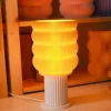 Valovita Stolna Lampa - Jedinstven Dizajn i Udobnost