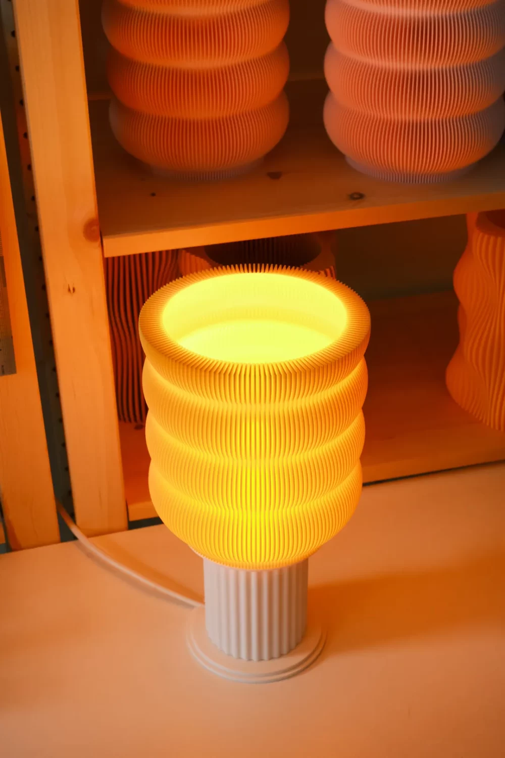 Valovita Stolna Lampa - Jedinstven Dizajn i Udobnost