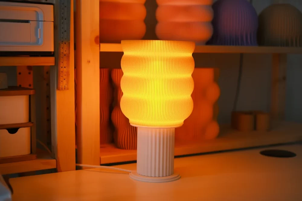 Valovita Stolna Lampa - Jedinstven Dizajn i Udobnost