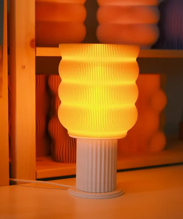Valovita Stolna Lampa - Jedinstven Dizajn i Udobnost