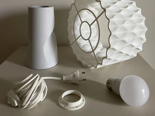 Valovita Stolna Lampa - Jedinstven Dizajn i Udobnost