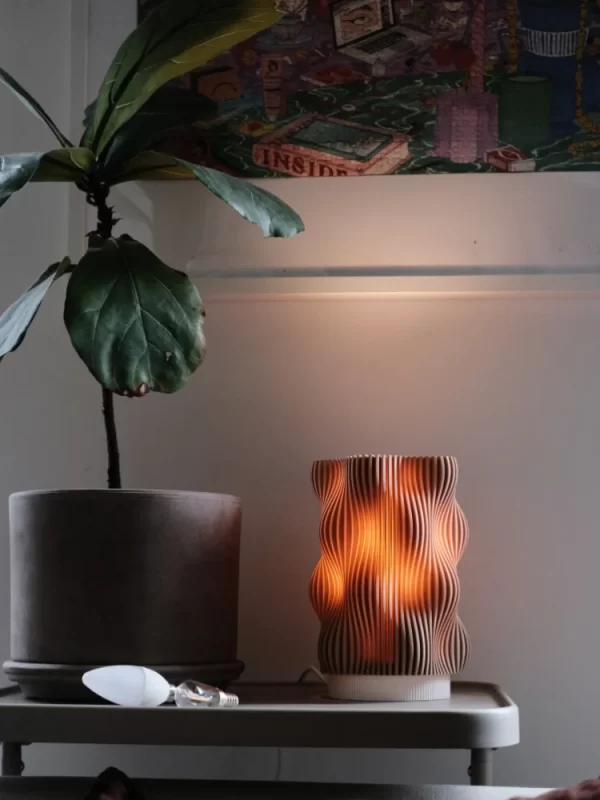 Valovita Stolna Lampa - Jedinstven Dizajn i Udobnost