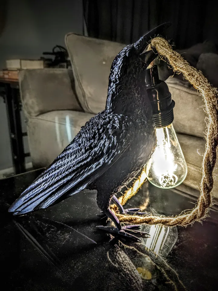 Jedinstvena Stolna Lampa - Vrana